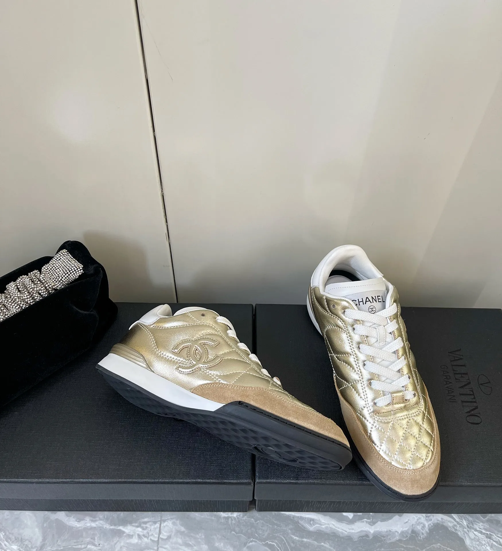 👟👟Ex-factory price 520👟👟 𝐂𝐇𝐀𝐍𝐄𝐋 Chanel's latest rhombus sports sneakers, new color white shoes ✔️ Full cowhide leather surface. The new color matching fabric adds many elements to make it look very exquisite. It will make your legs look longer when you put it on. Authentic counter replica. The upper foot can be said to be really super good! Size: 35-40 original packaging
